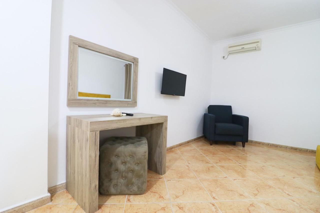 Hotel Kristal Vlorë エクステリア 写真