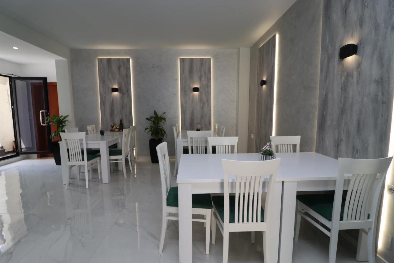 Hotel Kristal Vlorë エクステリア 写真