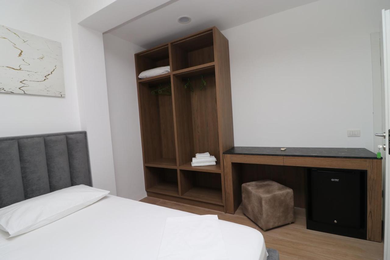 Hotel Kristal Vlorë エクステリア 写真