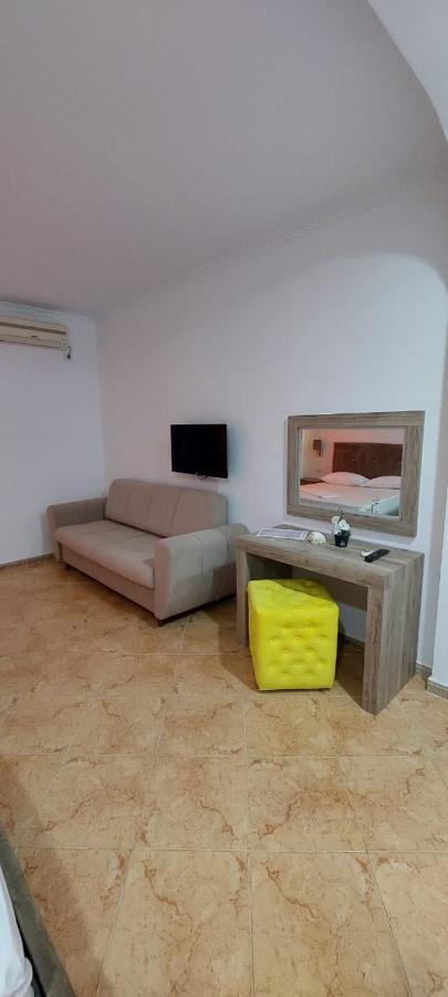 Hotel Kristal Vlorë エクステリア 写真